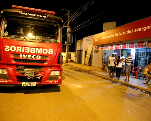 Corpo de Bombeiros utiliza 100 mil litros de água no combate a grande incêndio